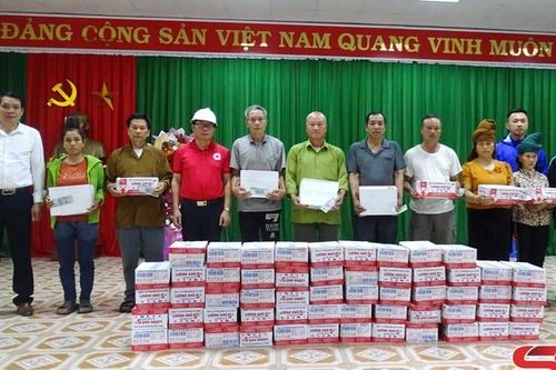 Hội Chữ thập đỏ tỉnh trao quà cứu trợ tại huyện Mai Sơn