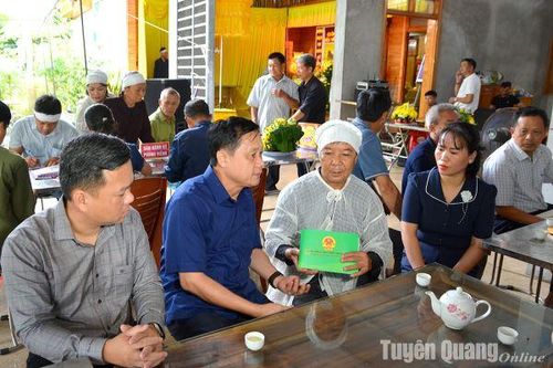 Đồng chí Nguyễn Thế Giang, Phó Chủ tịch UBND tỉnh thăm hỏi gia đình có nạn nhân sạt lở đất