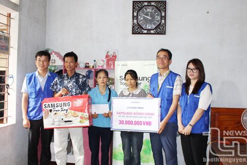 Trao quà 'Samsung đồng hành' cho trẻ em có hoàn cảnh khó khăn