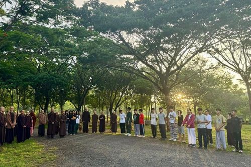 Người trẻ đi tìm chìa khóa hạnh phúc
