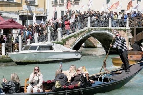 Venice giới hạn quy mô đoàn khách du lịch dưới 25 người