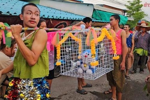 Sự thật đằng sau hình ảnh rước 'mèo Doraemon' cầu mưa
