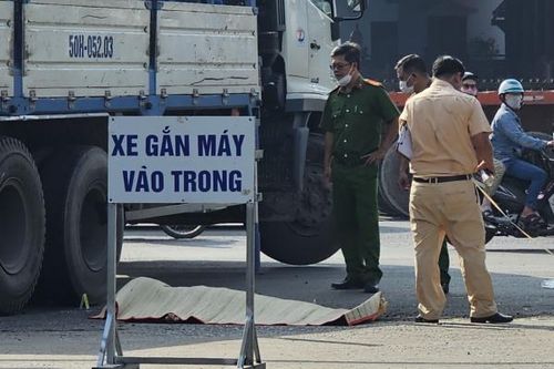 Tài xế xe cẩu bất cẩn tông cụ bà bán vé số tử vong tại cây xăng