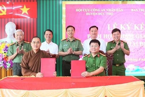 Ký kết tham gia giữ gìn ANTT tại địa bàn cơ sở
