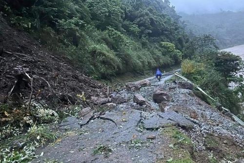 Nhiều tuyến đường trên địa bàn tỉnh bị sạt lở gây ách tắc giao thông