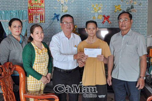 Vận động, trao tặng 125 phần quà cho nạn nhân da cam trong tỉnh