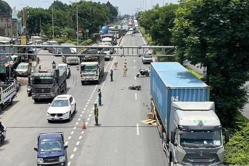 Hai xe máy va quẹt, một người ngã ra đường bị xe container cán tử vong