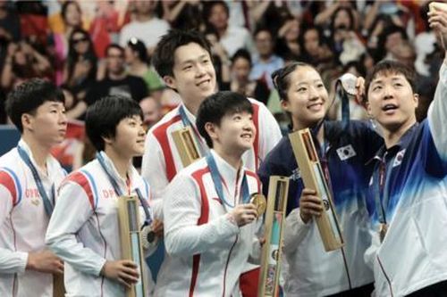 Vận động viên hai miền Triều Tiên cùng nhau chụp selfie 'gây sốt' ở Olympic