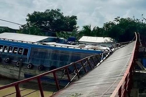 Ghe chở cá trọng tải 36 tấn đụng cầu sắt ở Vĩnh Bửu khiến cầu bị nghiêng