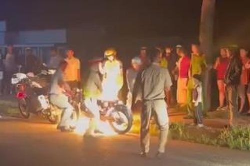 Khống chế thanh niên chống đối, lăng mạ CSGT, tự châm lửa đốt xe