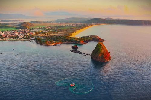 Đến Phú Yên, ngắm lưới cá cơm 'vẽ hình' trên biển
