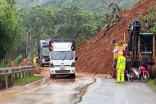 Một người chết, nhiều tuyến đường bị sạt lở sau mưa lớn kéo dài ở Bắc Kạn
