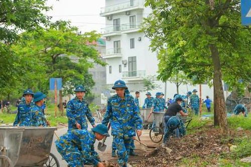 Sư đoàn 371 hỗ trợ nhân dân xã Tiên Dược nạo vét kênh mương, xử lý rác thải