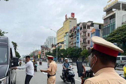 Ghi hình xử lý xe 'rùa bò', giải quyết ùn ứ cửa ngõ phía Nam Thủ đô