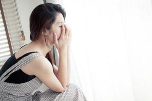 Bạn thân xinh đẹp tránh mặt, tôi choáng váng khi đọc được tin nhắn của chồng gửi cho cô ấy