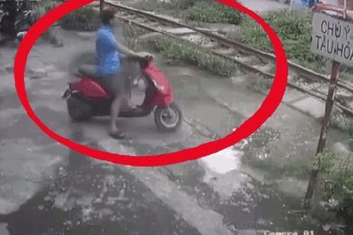 Bất cẩn khi băng qua đường ray, người đàn ông bị tàu hỏa đâm tử vong ở Hà Nội