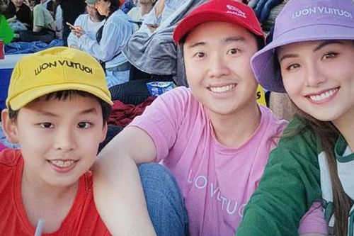 Con trai Hoa hậu Diễm Hương cùng bố dượng bán trà chanh ở bãi biển Canada