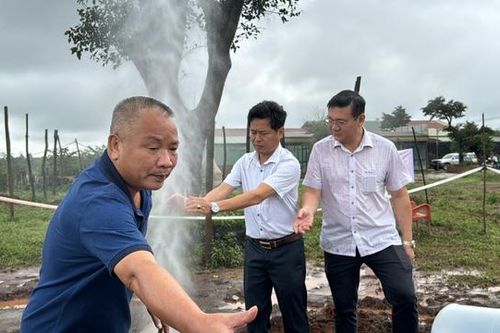 Kiểm tra độc tố trong nước giếng khoan tự phun ở Gia Lai