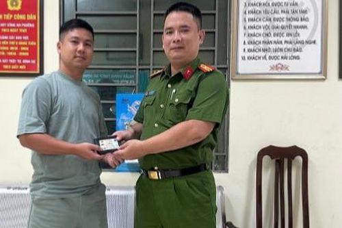 Công an phường Quán Thánh trao trả tài sản cho người đánh rơi