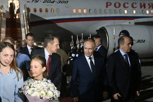 Tổng thống Putin tới sân bay chào đón những công dân Nga được trả tự do