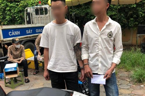 Kiểm tra 2 thanh niên nghi vấn, lộ ra heroin