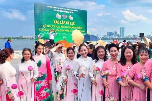 Áo dài trong dòng chảy công nghiệp văn hóa