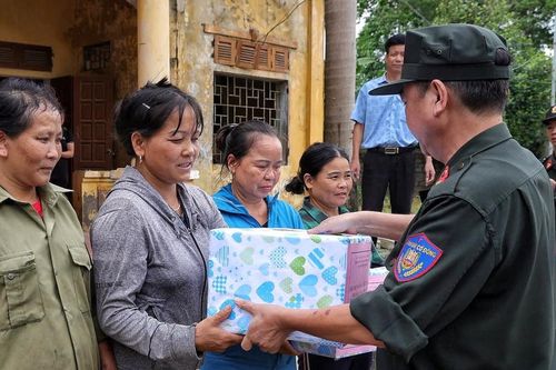 Cảnh sát hỗ trợ người dân ở vùng 'rốn lũ' ngoại thành Hà Nội