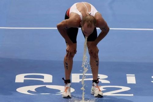 Lý do VĐV Olympic nôn ói 10 lần sau khi bơi qua sông Seine