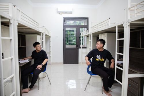 Bão giá nhà trọ, tân sinh viên 'quay xe' chọn ký túc xá