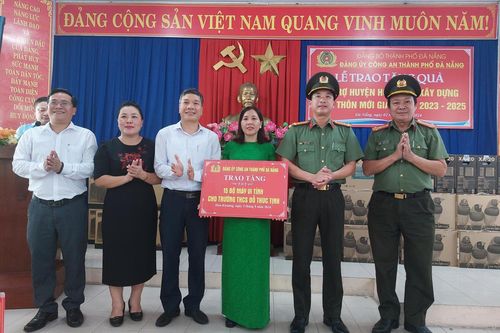 Công an TP Đà Nẵng chung tay cùng cán bộ, nhân dân Hòa Vang xây dựng Nông thôn mới