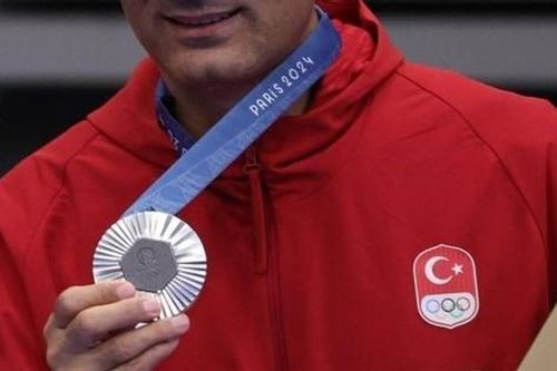 Huy chương bạc Olympic của Thổ Nhĩ Kỳ bất ngờ trở nên nổi tiếng ở Hàn Quốc