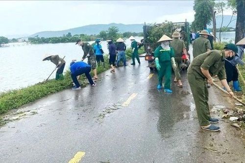 Vùng 'rốn lũ' Hà Nội: Nước rút tới đâu, tổng vệ sinh môi trường ngay tới đó