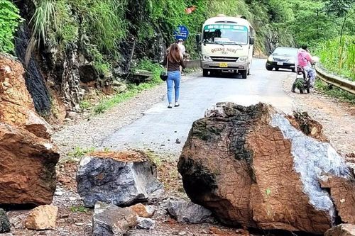 Cả chục tấn đá rơi xuống đường lên Sa Pa và cao nguyên đá Đồng Văn