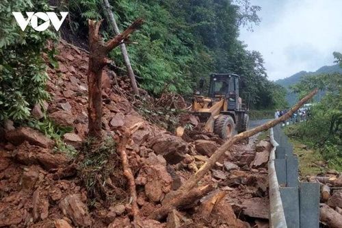 Nhiều tuyến đường ở Lai Châu sạt lở, gây ách tắc giao thông