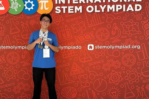 Chàng trai đa tài giành cú đúp huy chương Vàng Olympic STEM quốc tế
