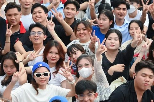 'Anh trai say hi' HIEUTHUHAI bắn rap 'cưa đổ' hàng nghìn sinh viên Cần Thơ