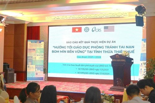 Học sinh miền Trung tiếp cận kiến thức phòng tránh tai nạn bom mìn