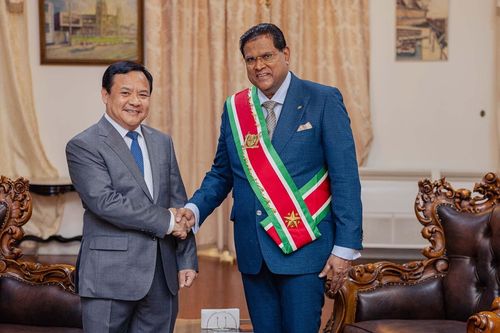 Đại sứ Bùi Văn Nghị trình Thư ủy nhiệm lên Tổng thống Cộng hòa Suriname