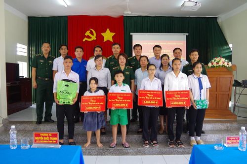 BĐBP Tiền Giang trao học bổng cho các em học sinh trong Chương trình 'Nâng bước em tới trường - Con nuôi đồn Biên phòng'