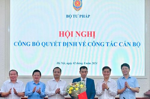 Trao Quyết định bổ nhiệm Tổng Biên tập Tạp chí Dân chủ và Pháp luật