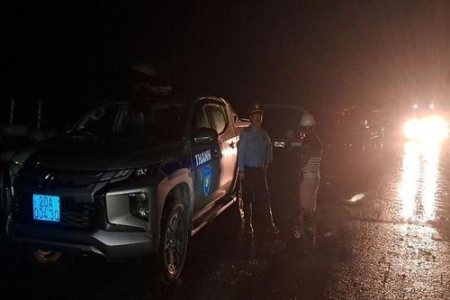 Xuyên đêm khắc phục sạt lở đèo So