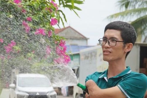 Mất hai cánh tay sau tai nạn, thạc sĩ gieo mầm xanh khu vườn hạnh phúc