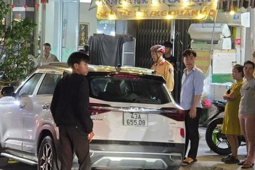 Kinh hãi cảnh ô tô phóng như bay, húc văng 6 xe máy ở Đà Nẵng