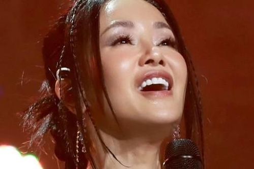 Showbiz 2/8: Hồng Nhung: 'Tôi chưa xứng danh xưng diva'