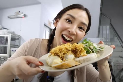 Khách Hàn mê món bánh giá 71.000 đồng, nói 'nhất định tới TPHCM phải ăn'