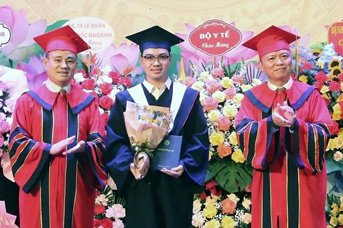 Hiệu trưởng trường Y dặn học trò 6 điều lưu tâm để trở thành thầy thuốc giỏi