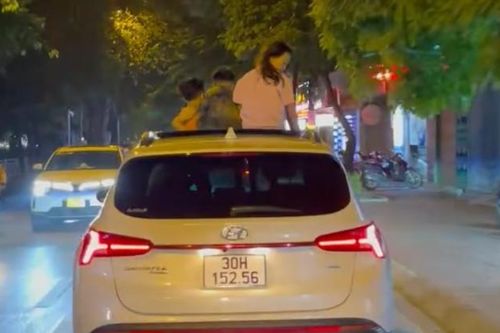 Hoảng hồn 3 đứa trẻ ngồi vắt vẻo trên nóc xe Hyundai Santa Fe dạo phố Hà Nội