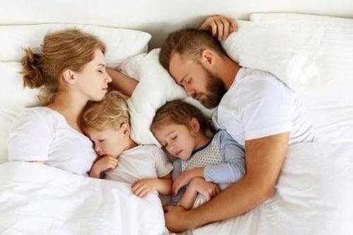 Gia đình có em bé thứ 2, con lớn ngủ với ai là tốt nhất?