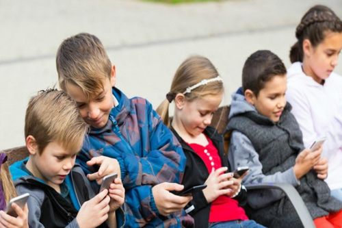 Tại sao phụ huynh ngày càng hạn chế con dùng smartphone?