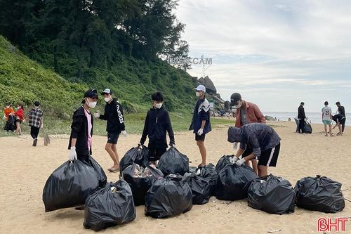 Thu gom, xử lý hơn 3 tấn rác làm sạch biển Thiên Cầm